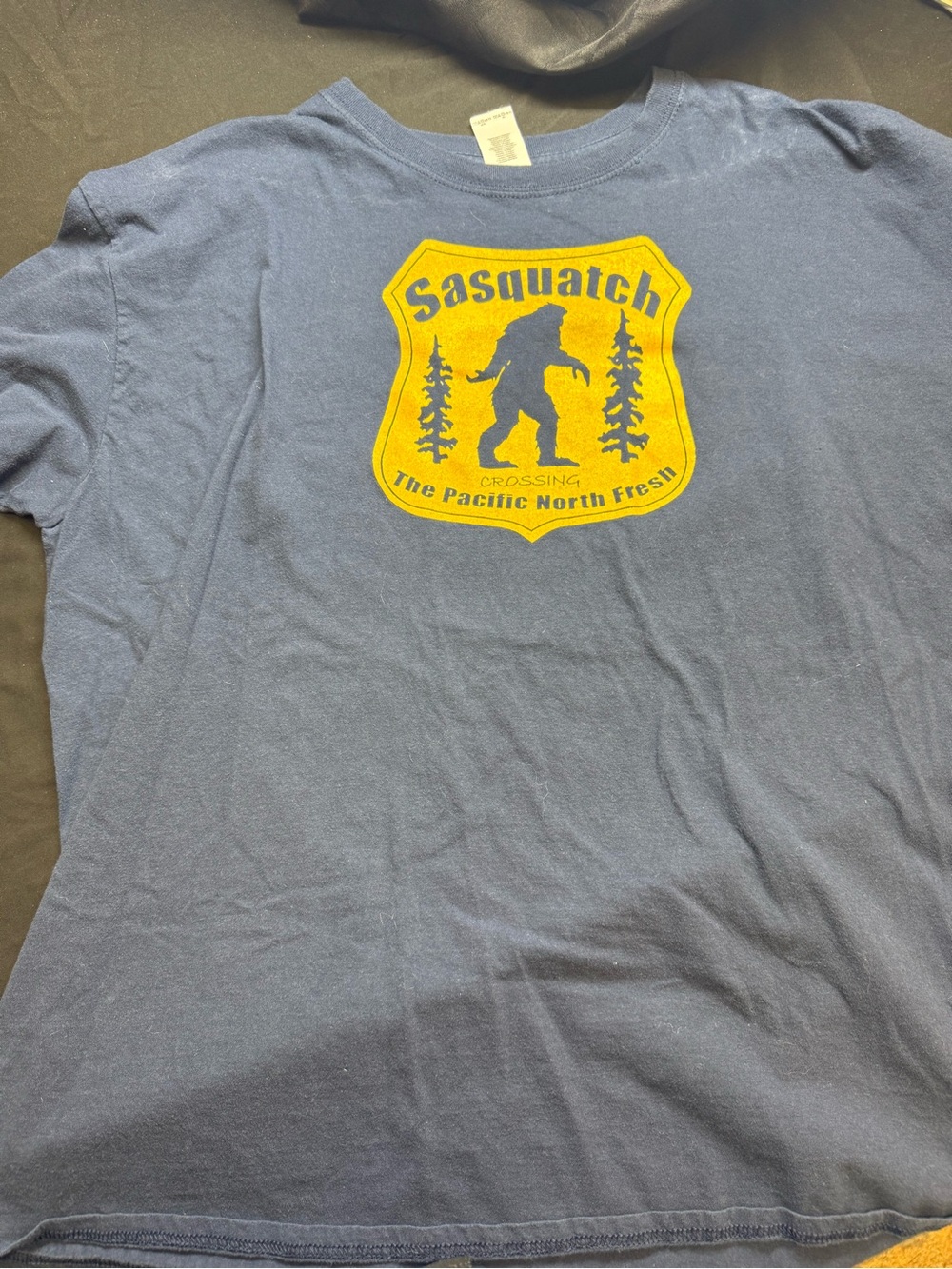 Gildan Navy Tee with Yellow Sasquatch Shield Graphic Tee (2XL)